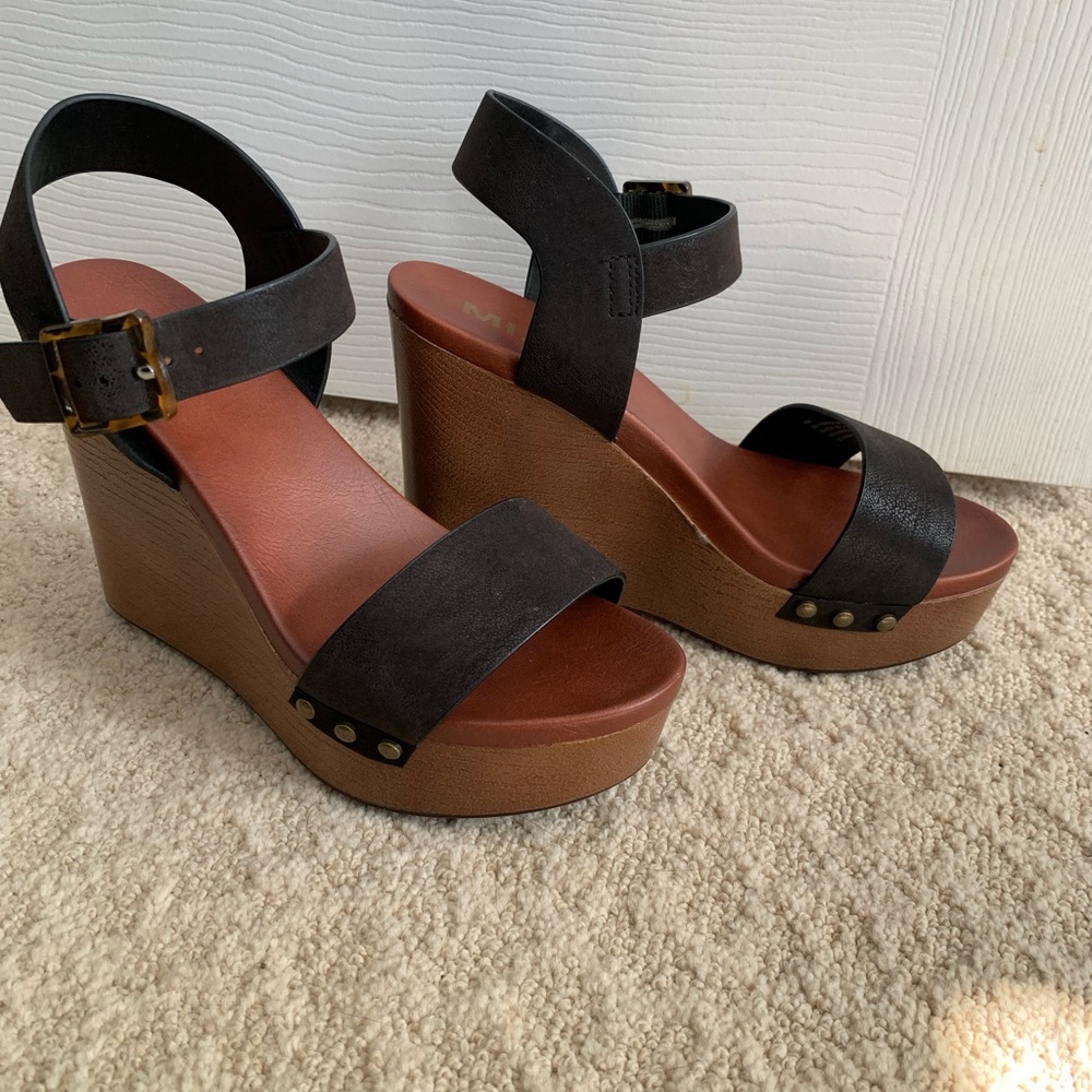 Mia wedges